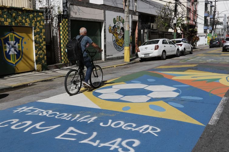Rio de Janeiro (RJ), 23/07/2023 - Trechos da Rua Pereira Nunes, em Vila Isabel, pintados para a Copa do Mundo de futebol feminino. Foto: Fernando Frazão/Agência Brasil