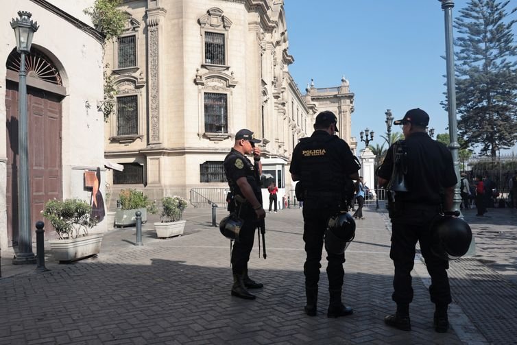 Policiais estão do lado de fora do Palácio do Governo depois que promotores invadiram a casa da presidente Dina Boluarte como parte das investigações sobre possível enriquecimento ilícito e não declaração de propriedade de relógios de luxo, em Lima, Peru, em 30 de março de 2024. REUTERS/Sebastian Castaneda