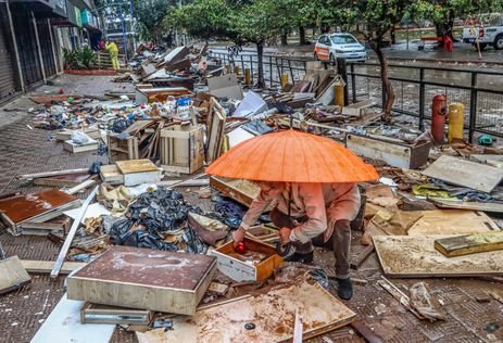 Porto Alegre (RS), 24/05/2024 – CHUVAS/ RS - LIXO - Após fortes chuvas, funcionários do departamento municipal de limpeza urbana (DMLU), fazem a retirada de lixo acumulado nas ruas de Porto Alegre.   Foto: Rafa Neddermeyer/Agência Brasil