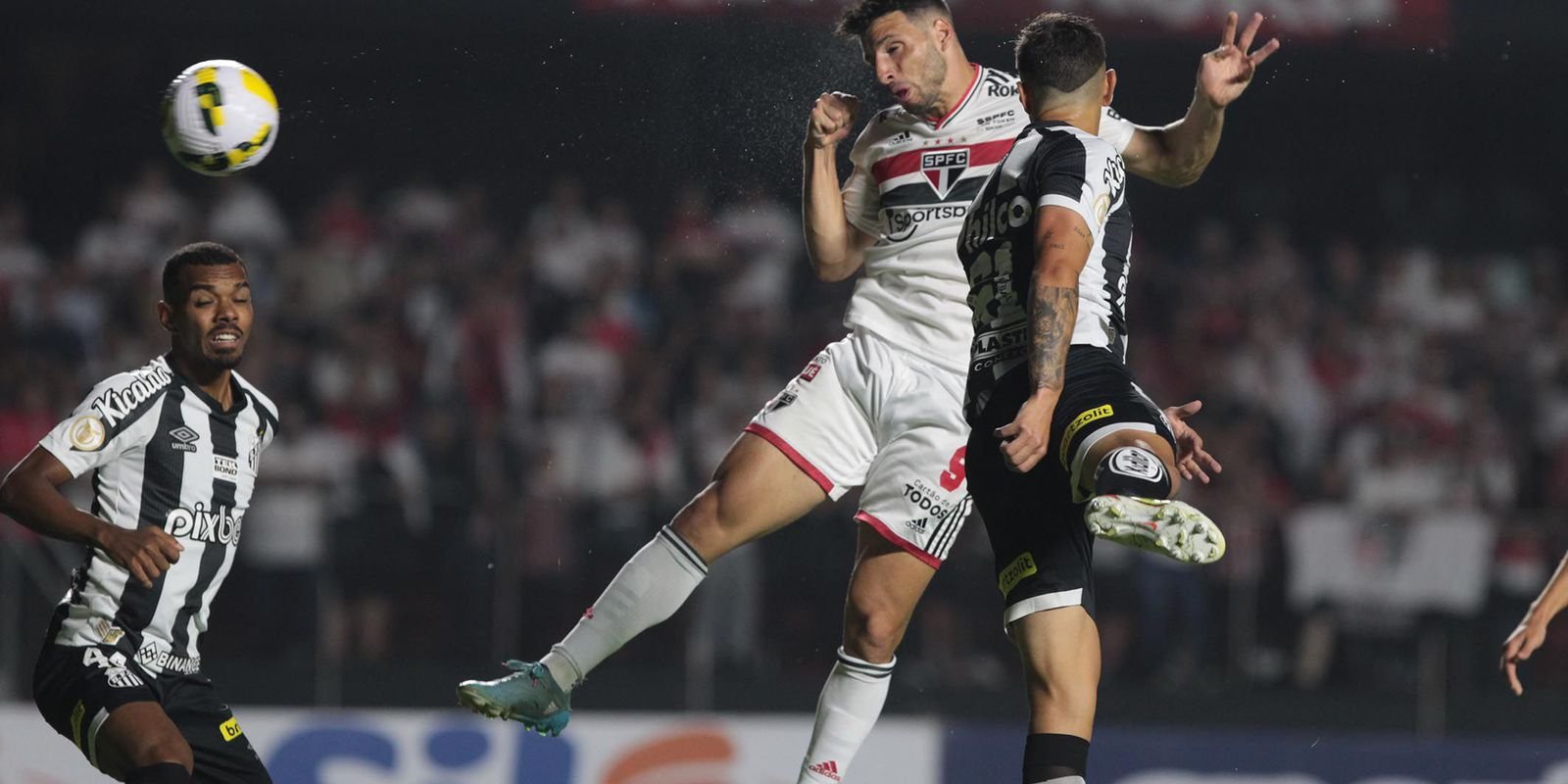 São Paulo derrota Santos em clássico com gol de pênalti no fim