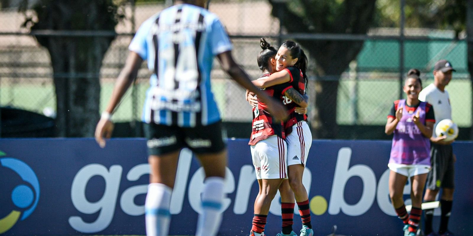 Sob olhares de Pia, Flamengo supera Grêmio pelo Brasileiro Feminino