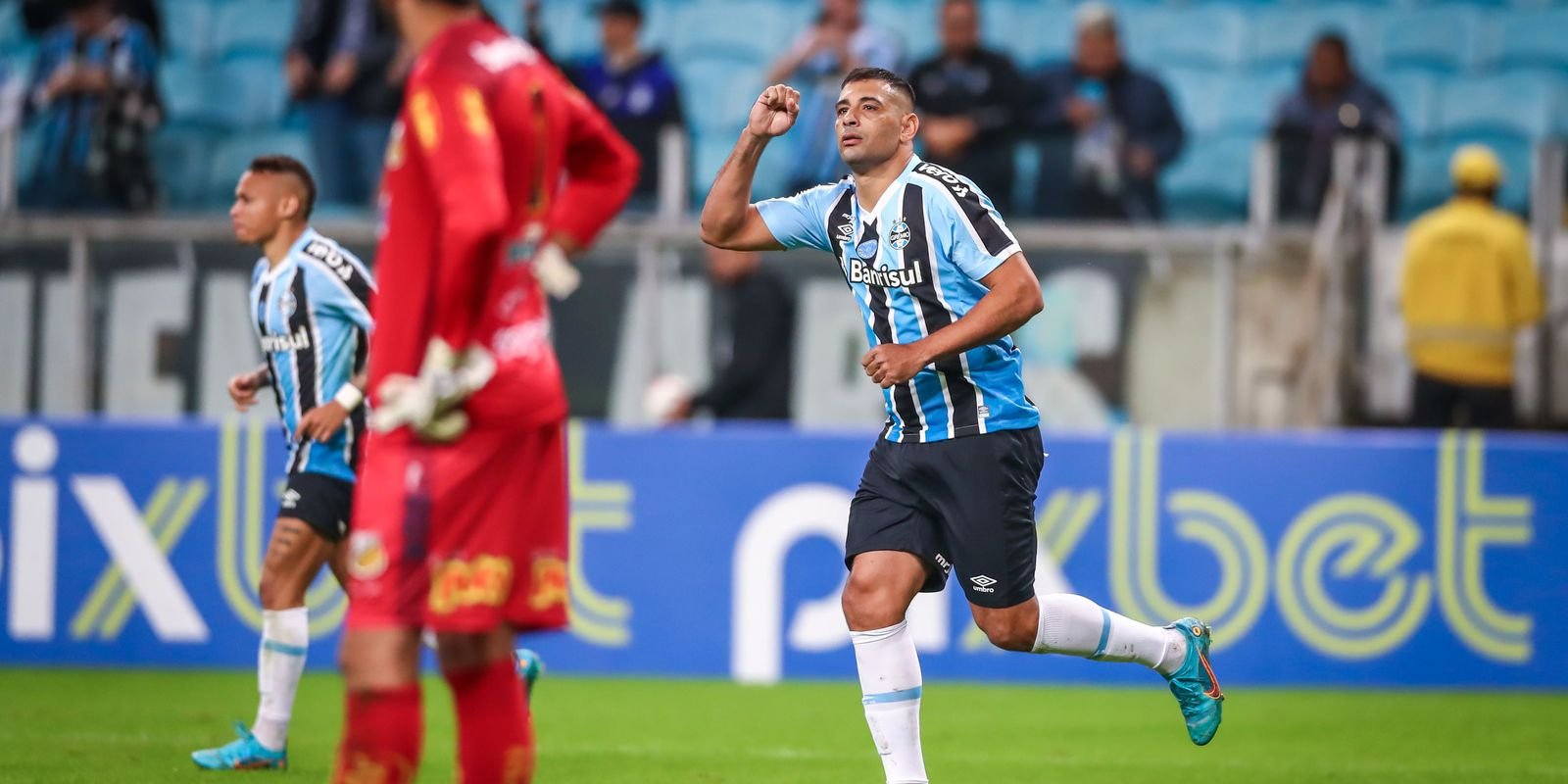 Grêmio encerra jejum de vitórias e se aproxima do G4 da Série B