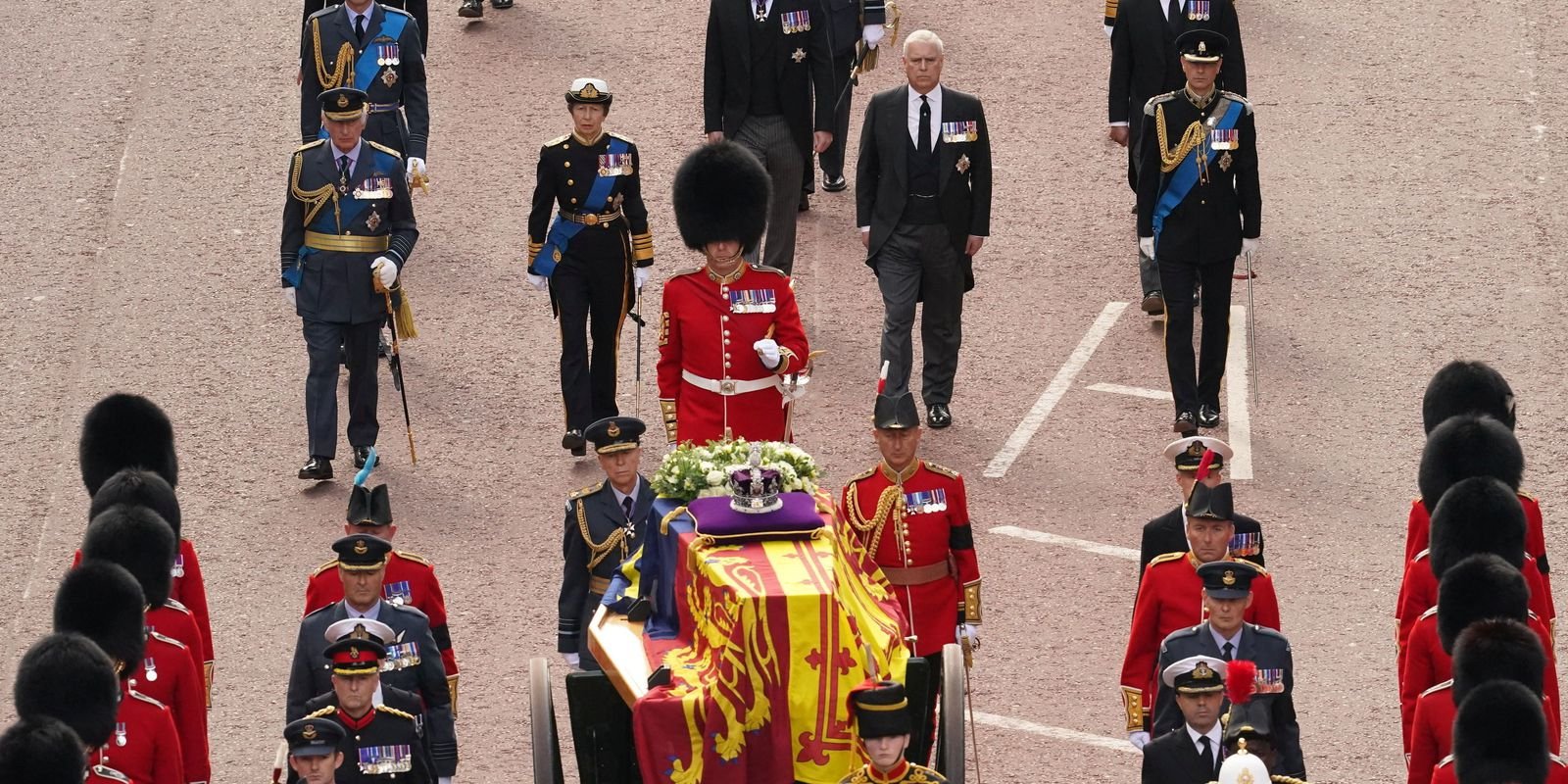 Rei Charles e filhos escoltam caixão da rainha em Londres