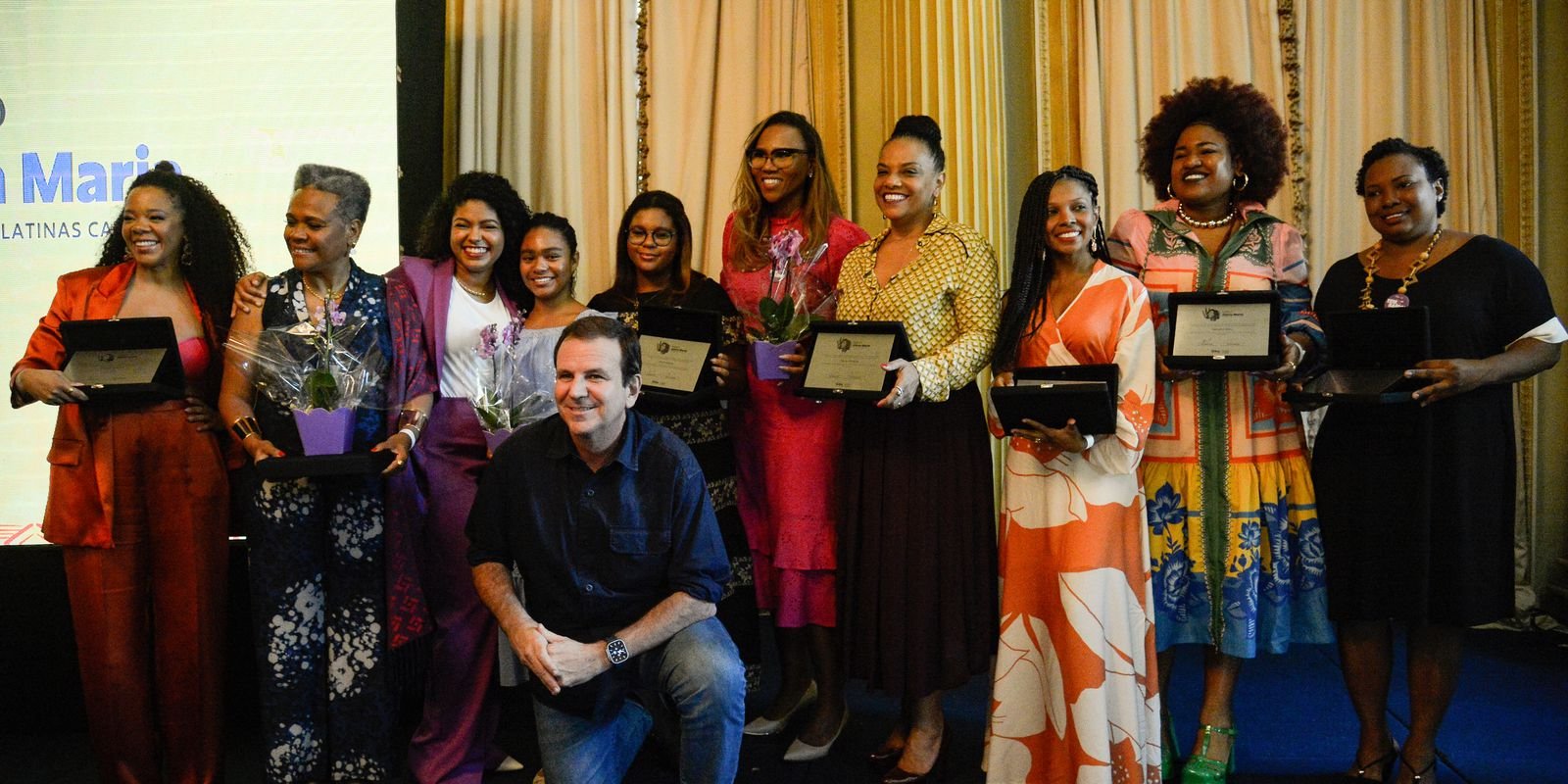 Cariocas pretas recebem prêmio em palácio da prefeitura do Rio