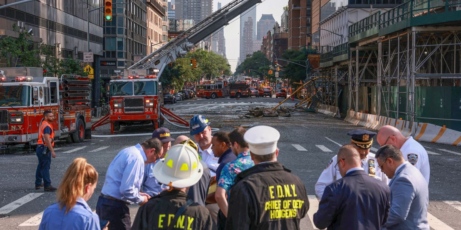 Topo de guindaste cai em rua de Nova York e deixa seis feridos