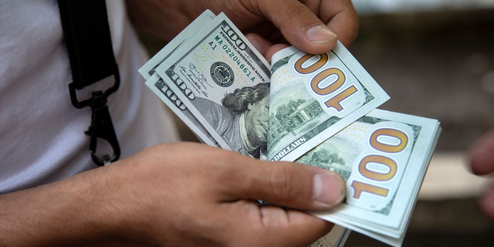 Dólar cai para R$ 4,72 após elevação de nota de crédito do Brasil
