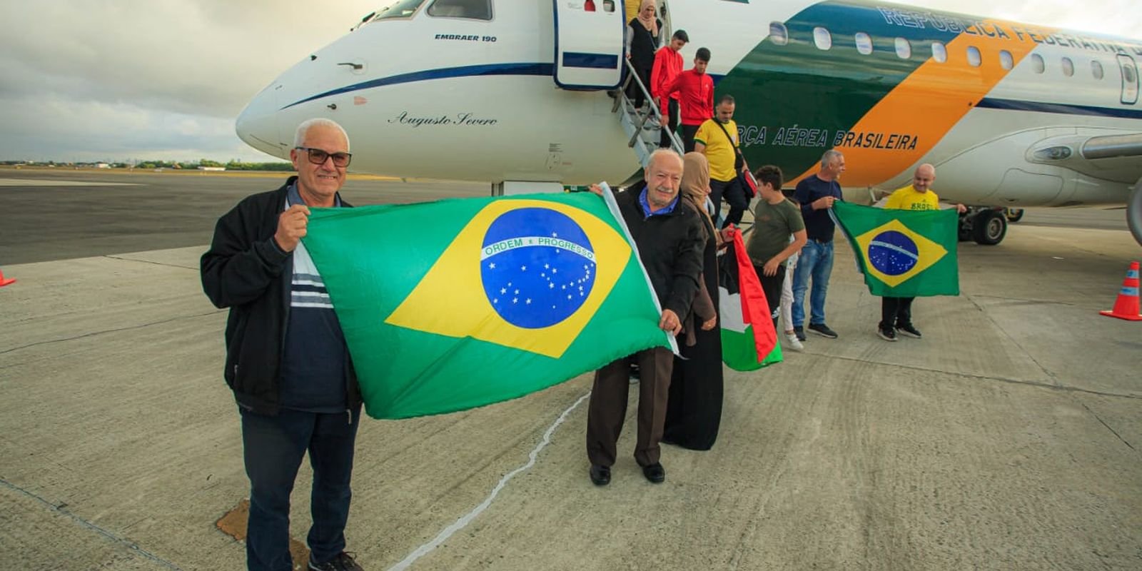 Grupo de brasileiros repatriados da Cisjordânia chega ao Recife