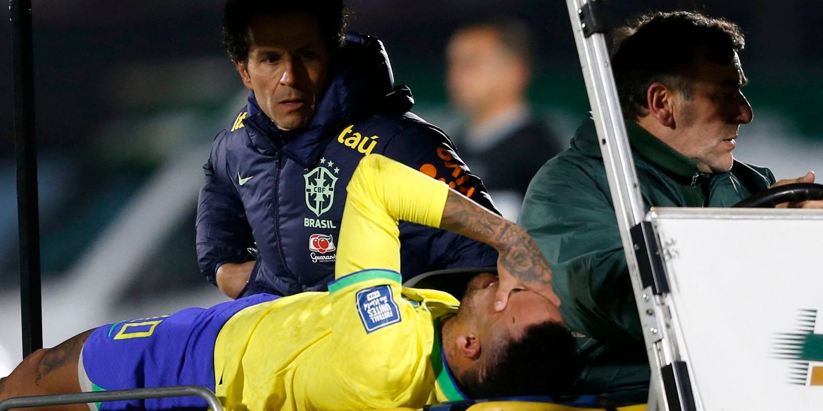 Neymar é submetido a cirurgia no joelho esquerdo