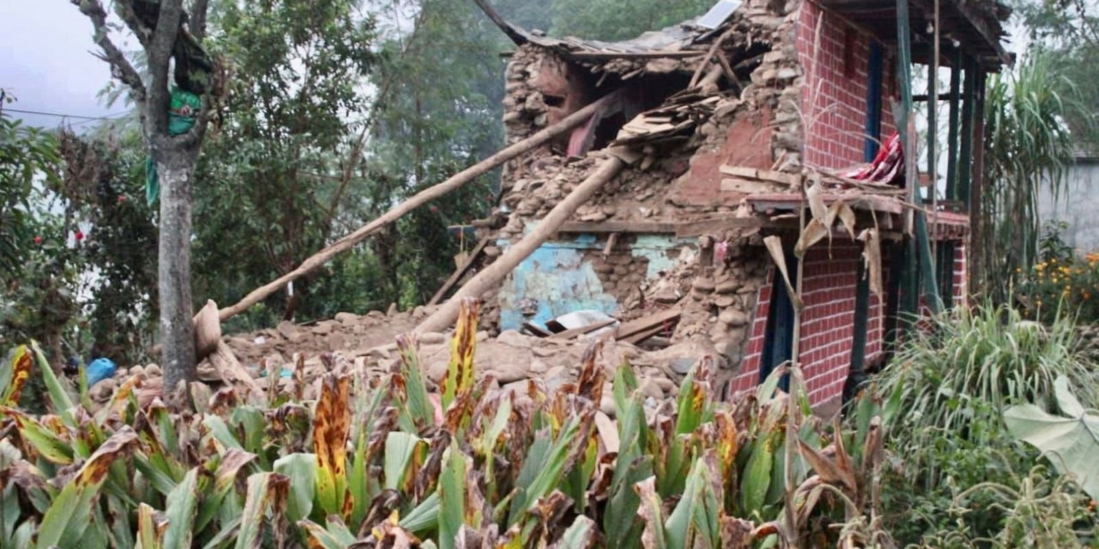 Equipes trabalham para encontrar sobreviventes em terremoto no Nepal