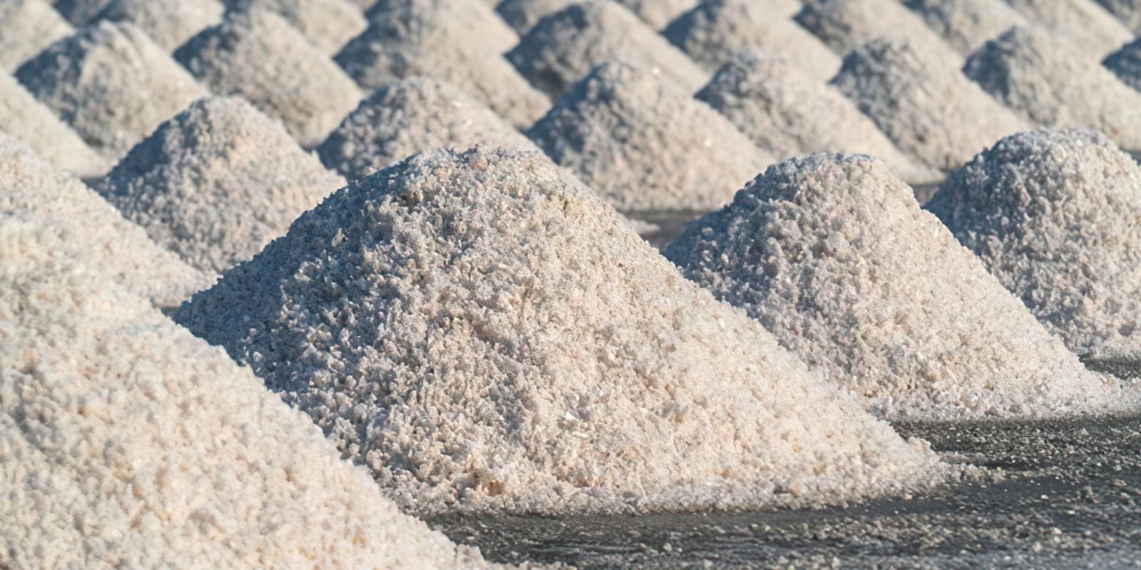 O que é o sal-gema e por que sua extração gerou problemas em Maceió?