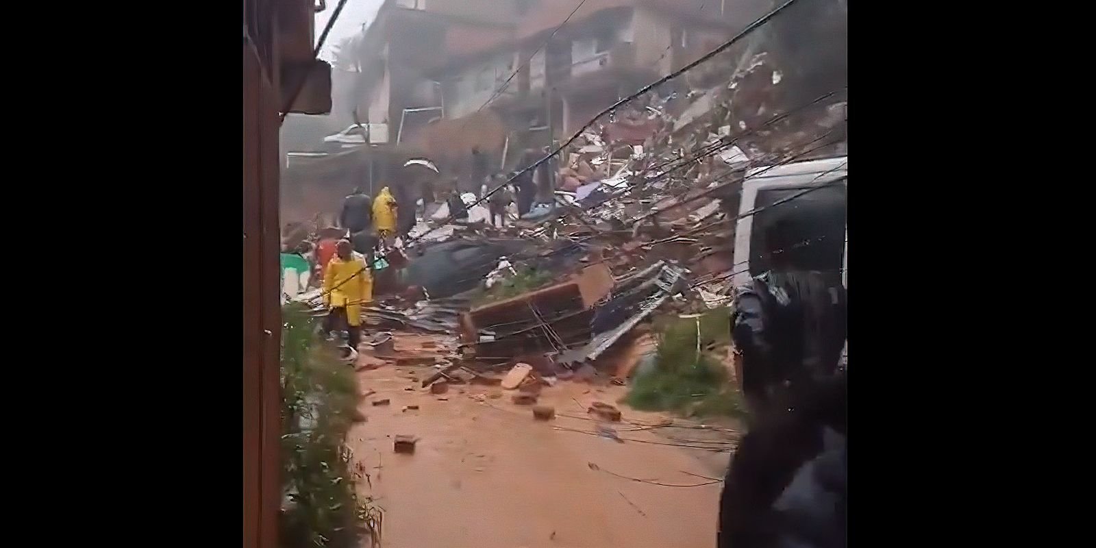 Desabamento causa três mortes em Petrópolis, no RJ