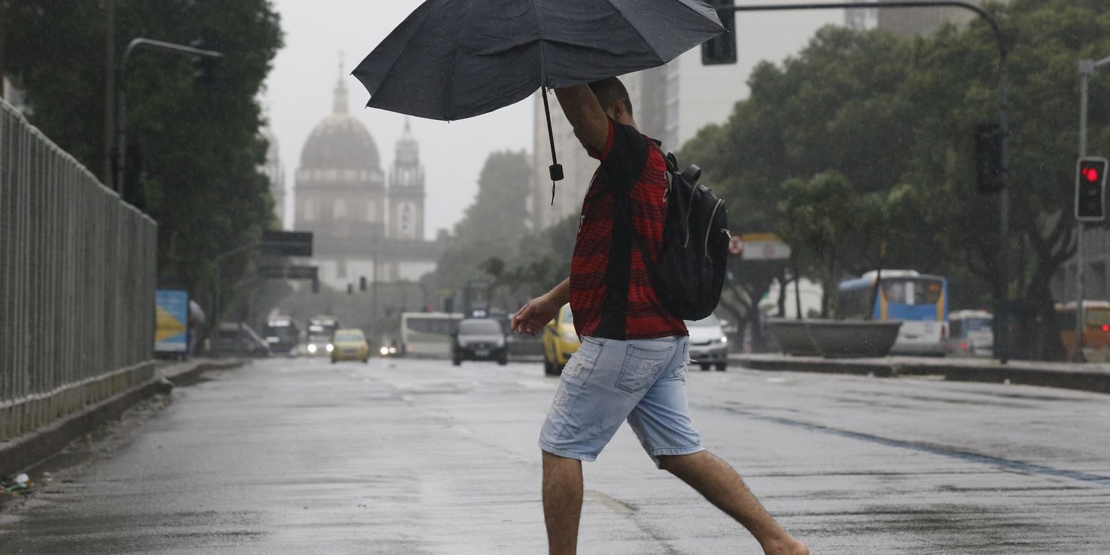 Em dia de chuva forte, capital fluminense tem ruas vazias