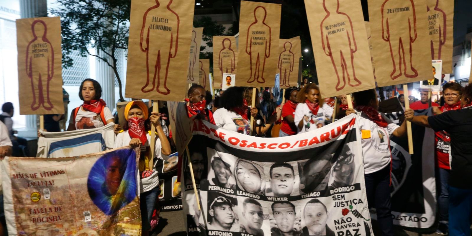 Cordão da Mentira descomemora golpe de 64 nas ruas de São Paulo