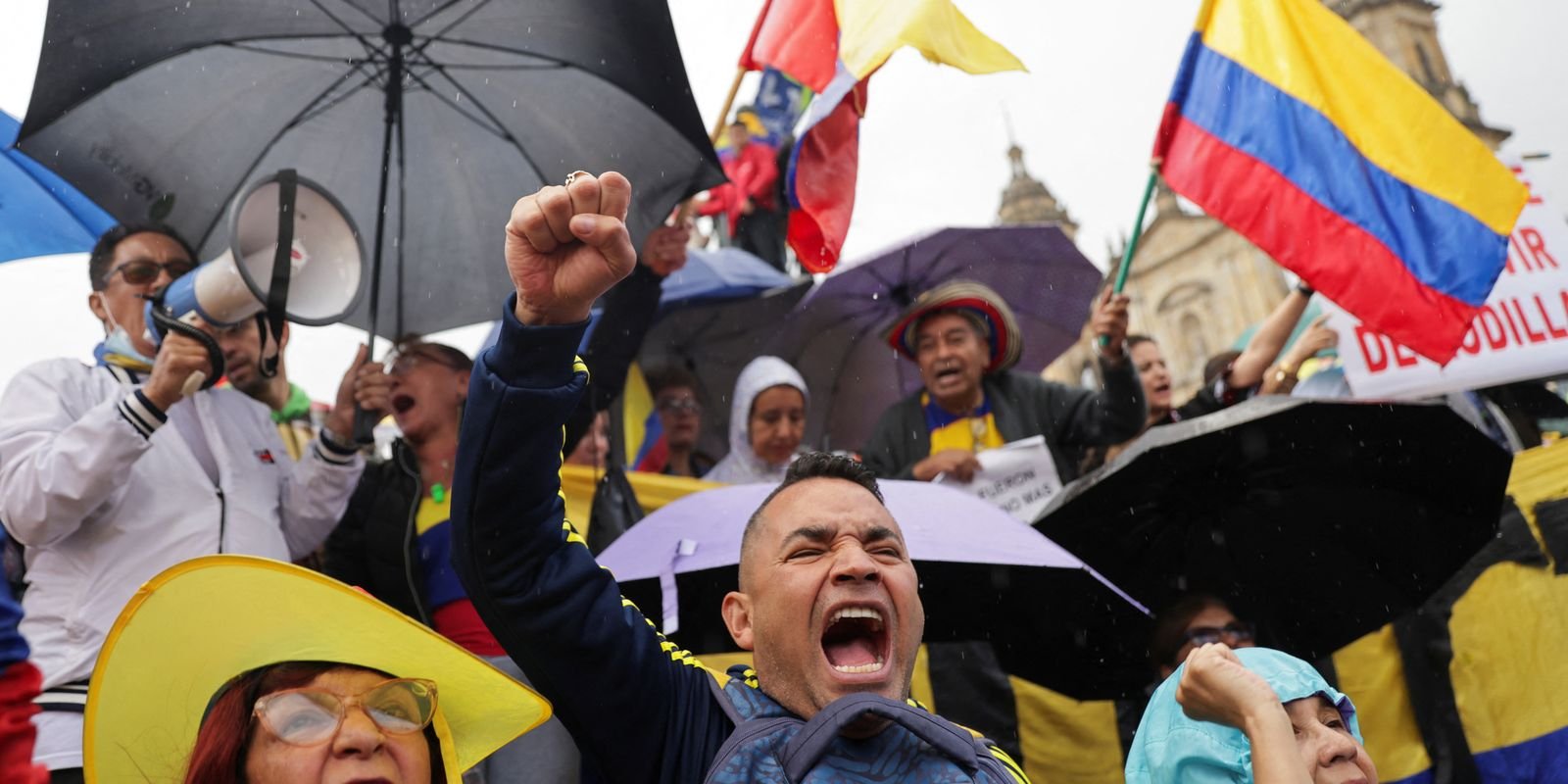 Milhares de colombianos protestam contra reformas econômicas e sociais