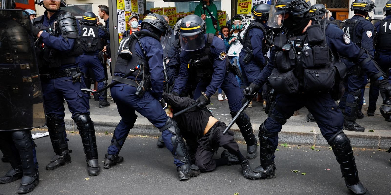 Polícia e manifestantes se enfrentam em Paris durante 1º de Maio