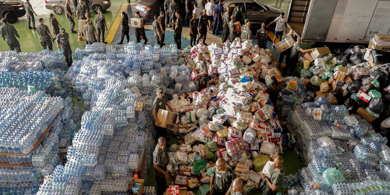 Brasilienses fazem fila para doar para vítimas das enchentes no RS