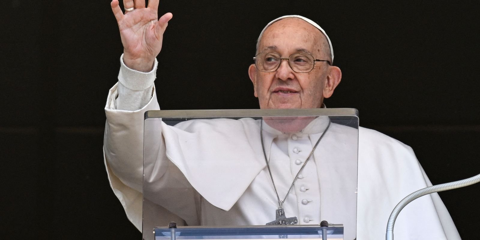 Papa faz crítica a armas e preservativos em conferência pró-natalidade