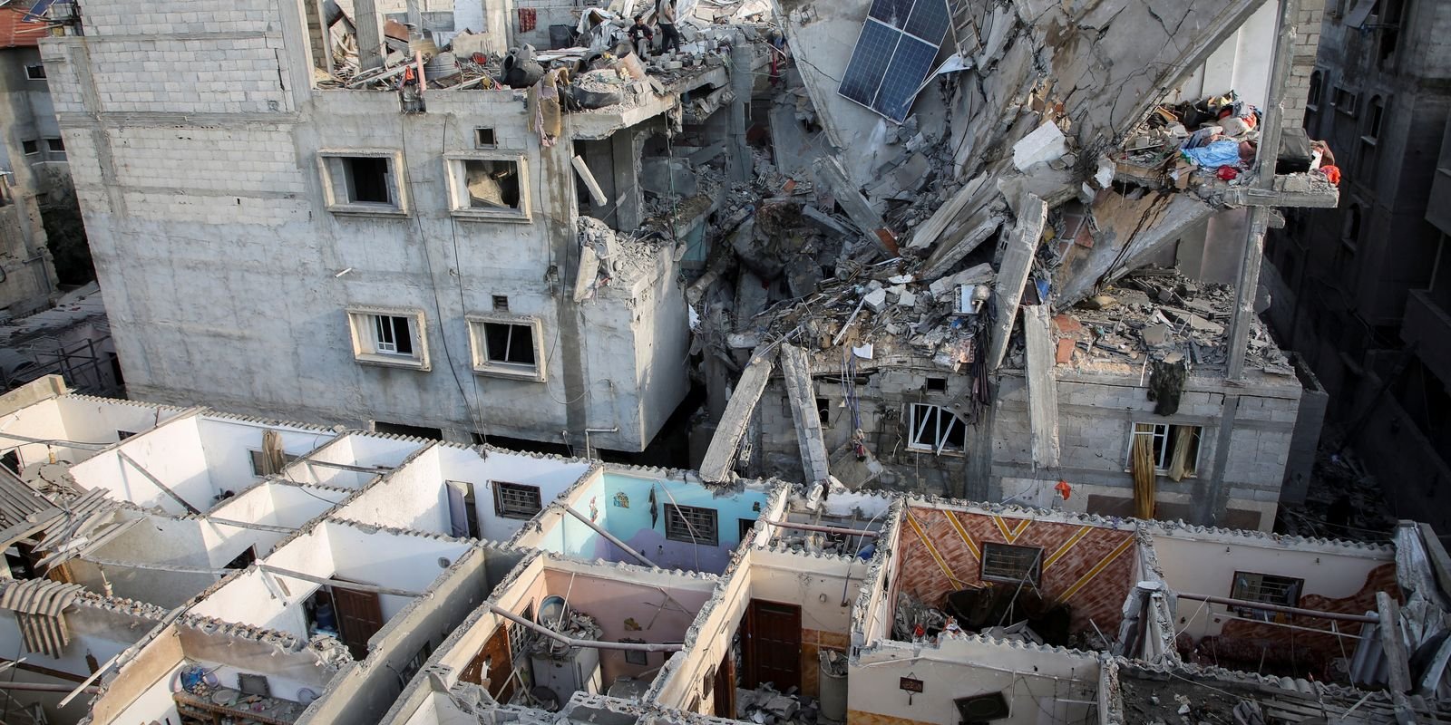 Ataques aumentam em Gaza, Israel mostra homens armados em local da ONU