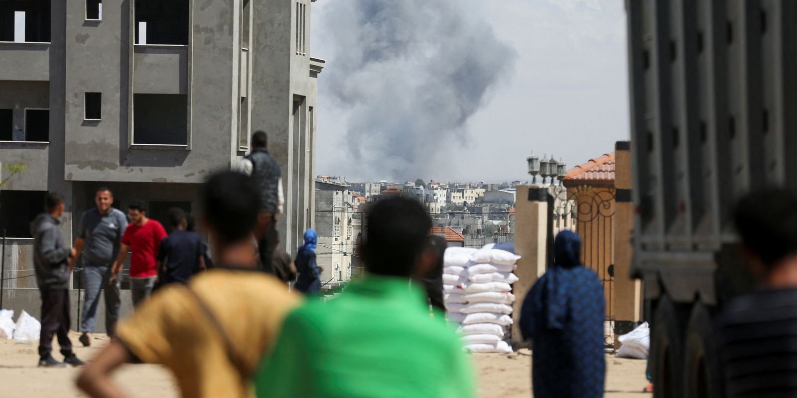 Mais de 800 mil palestinos já deixaram Rafah, no sul de Gaza