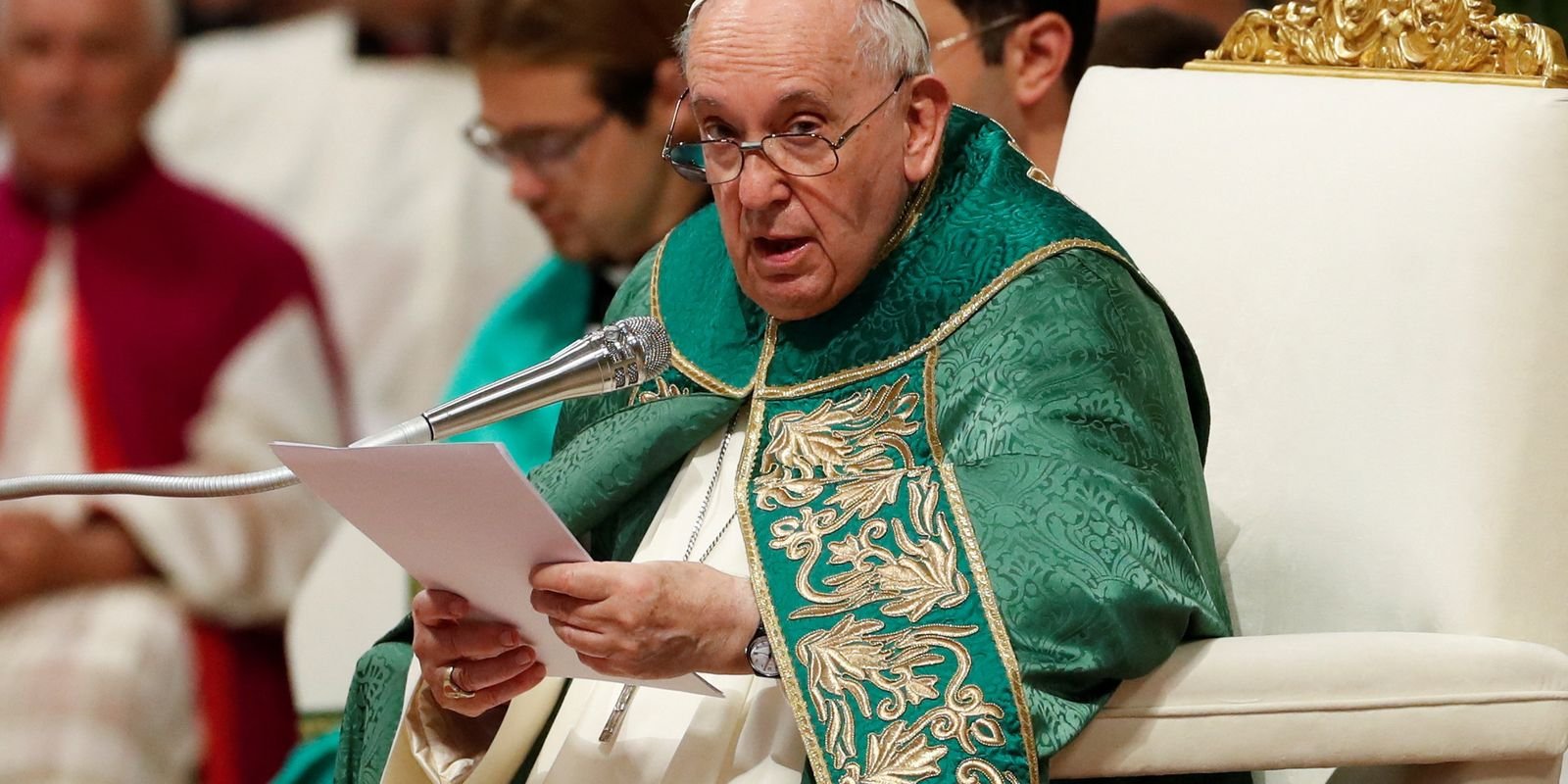 Papa emite raro pedido de desculpa por suposto uso de termo homofóbico