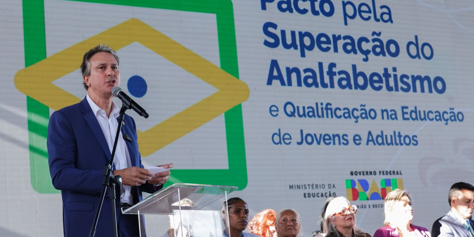 Governo faz pacto para alfabetizar brasileiros com mais de 15 anos