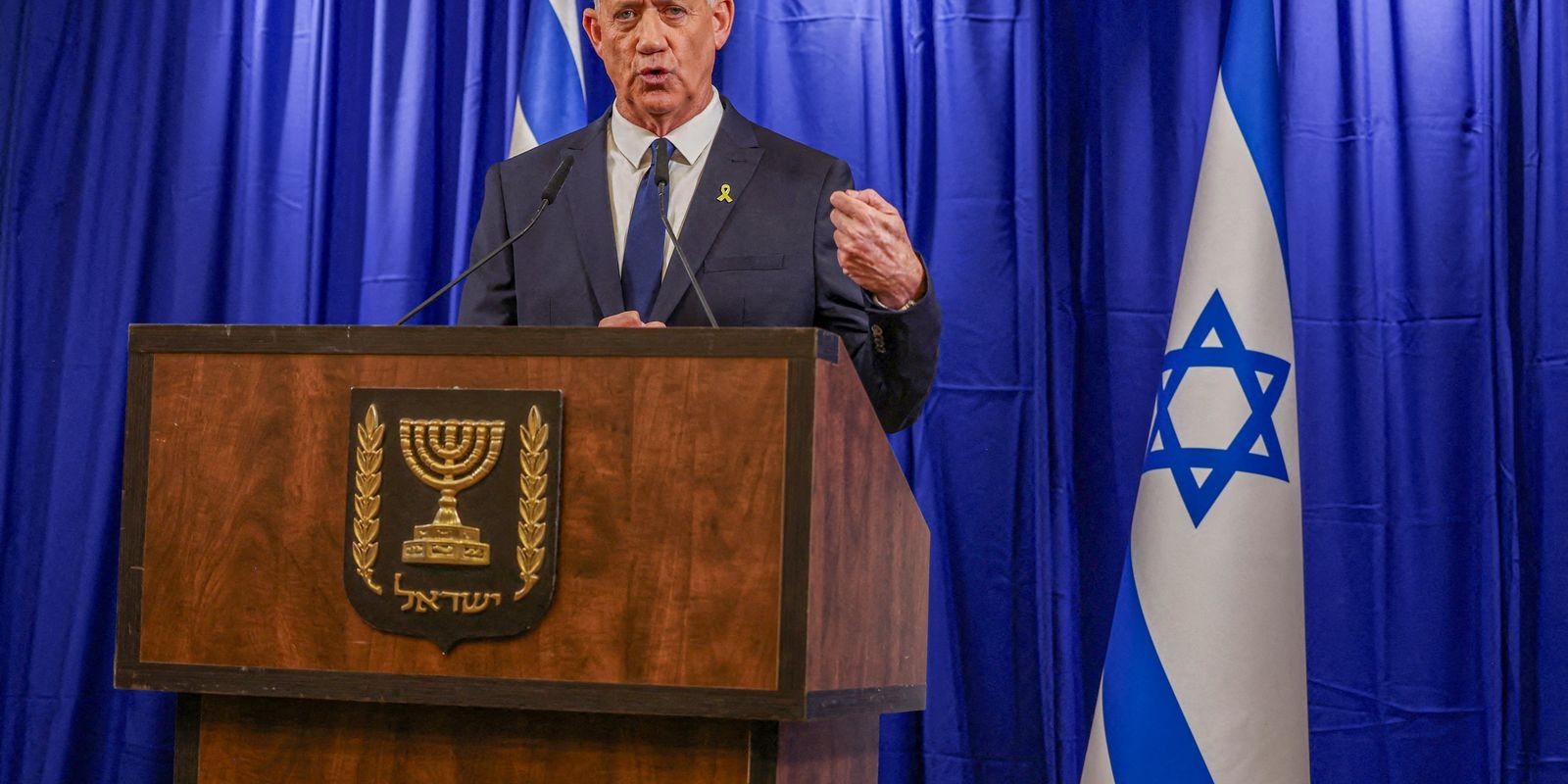 Ministro israelense renuncia com críticas a governo de emergência